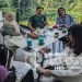 Mendampingi Feby sang Pelukis Ketua Permahi Sampaikan Pesan – pesan Kepada Bupati dan Ketua DPRD