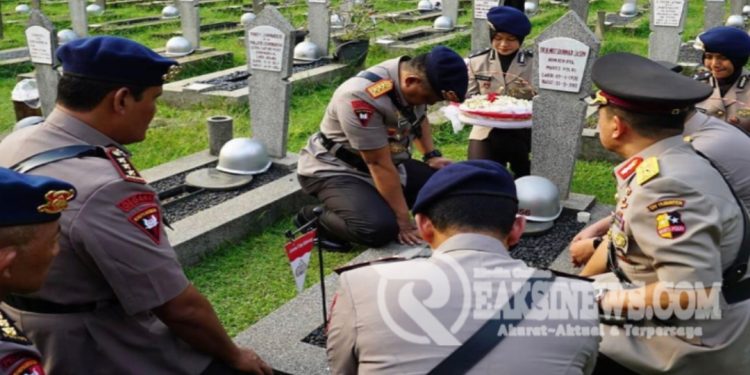 Jelang Peringatan HUT Bhayangkara Ke-78, Dankorbrimob Polri Ziarah Dan Tabur Bunga