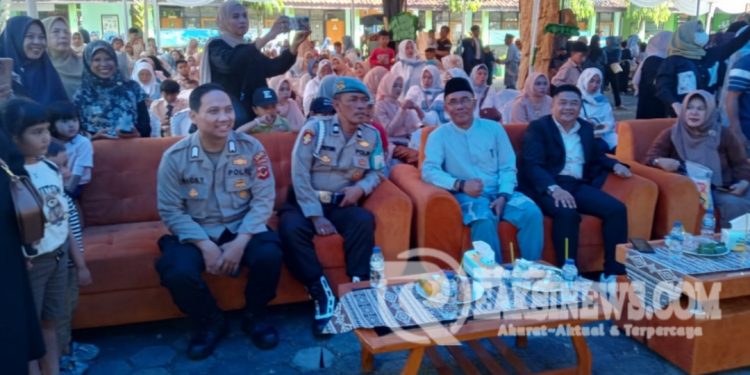 Anggota Polsek Lembursitu Hadiri Acara Perpisahan dan Kenaikan Kelas