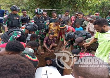 Turut Merasakan Kehilangan, Satgas Yonif 310/KK Bantu Prosesi Pemakaman