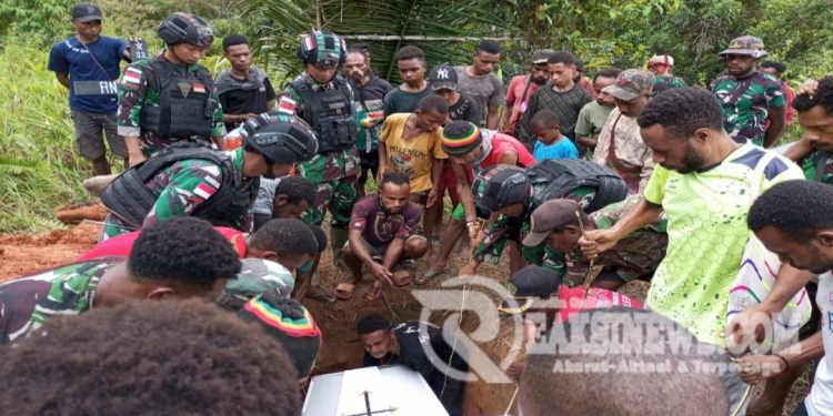 Turut Merasakan Kehilangan, Satgas Yonif 310/KK Bantu Prosesi Pemakaman