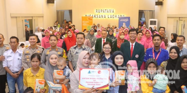 Cegah Stunting, Polres Sukabumi Bersama IDI Berikan Makanan Tambahan Kepada Ratusan Anak