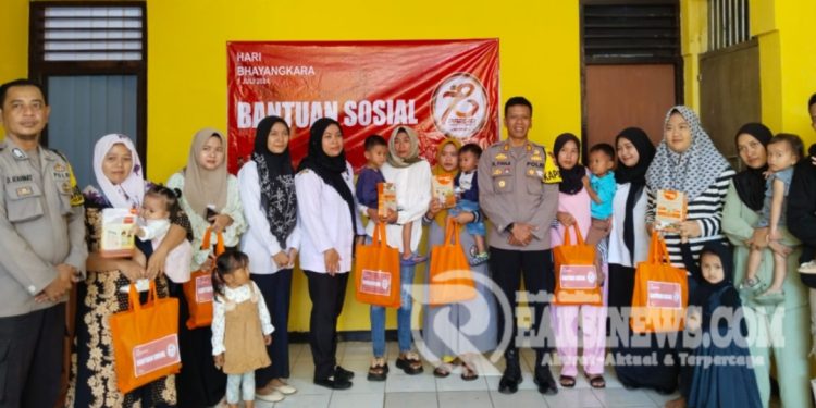 Memperingati HUT Bhayangkara ke 78, Polsek Warungkiara Gelar Bakti Sosial