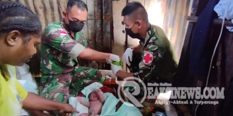 Selamatkan Ibu Dan Bayinya, Satgas Yonif 310/KK Lakukan Persalinan Darurat