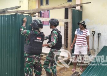 Satgas Yonif 310/KK Bantu Pembuatan Dapur Rumah Seorang Guru