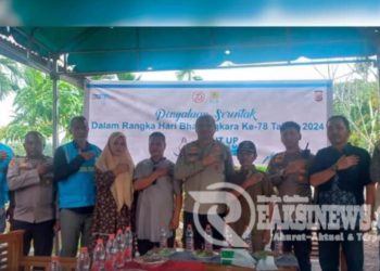 Wakapolda Aceh Brigjen Armia Fahmi bersama PLN Aceh Membantu Pemasangan Listrik Kepada Warga
