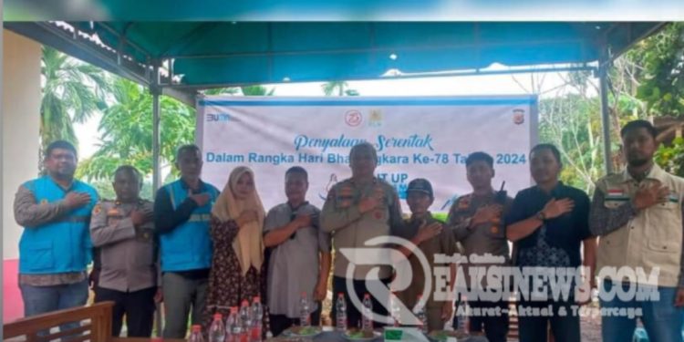 Wakapolda Aceh Brigjen Armia Fahmi bersama PLN Aceh Membantu Pemasangan Listrik Kepada Warga