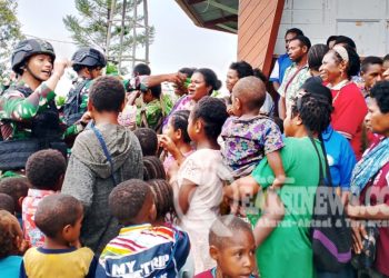 Tak Hanya Ibadah Bersama, Satgas Yonif 310/KK Bagikan Keceriaan Pada Umat Gereja di Pegunungan Bintang