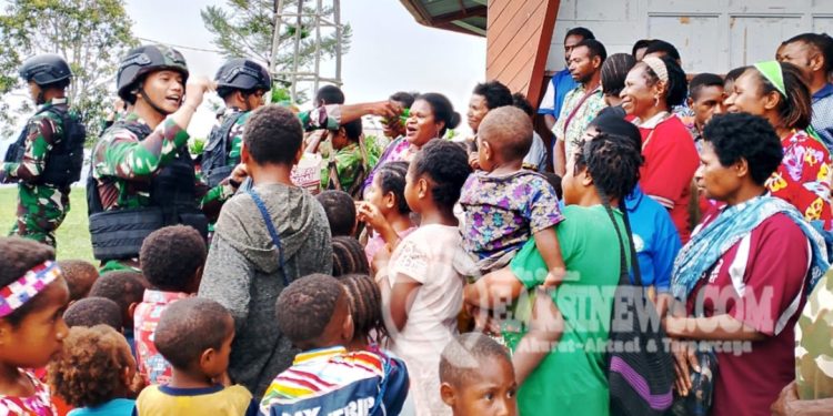 Tak Hanya Ibadah Bersama, Satgas Yonif 310/KK Bagikan Keceriaan Pada Umat Gereja di Pegunungan Bintang