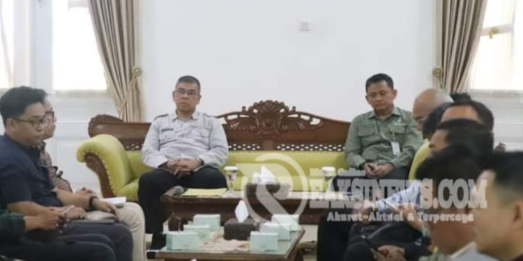 Plh.Sekda Sukabumi Toha Wildan Athoilah memimpin Rapat Evaluasi Kinerja PTSP dan PBB