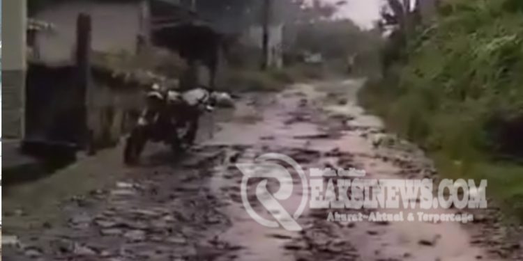Warga Cijoho Mengeluh, Kondisi Jalan Desa Bojong Kalong Rusak Parah