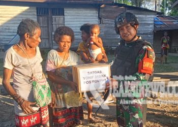 Satgas Yonif 310/KK Bagikan Paket Sembako dan Berikan Layanan Kesehatan Gratis Untuk Warga Perbatasan