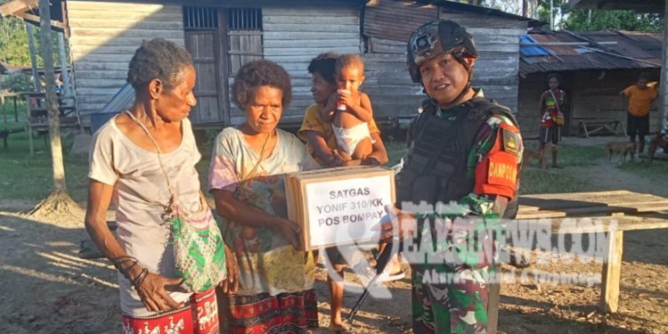 Satgas Yonif 310/KK Bagikan Paket Sembako dan Berikan Layanan Kesehatan Gratis Untuk Warga Perbatasan