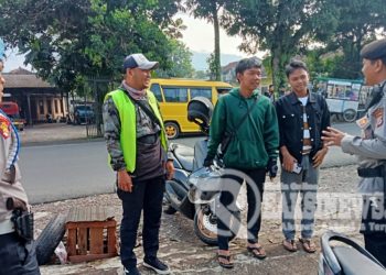 Anggota Polsek Lembursitu Sambang dan Dialogis Juru Parkir