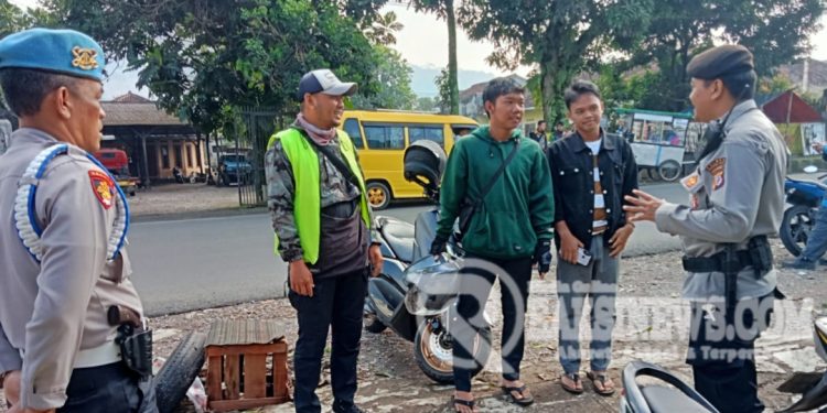 Anggota Polsek Lembursitu Sambang dan Dialogis Juru Parkir