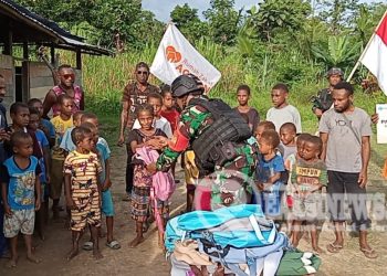 Lewati Medan Yang Tak Mudah, Satgas Yonif 310/KK Datangi Kampung Terdalam Bagikan Perlengkapan Sekolah