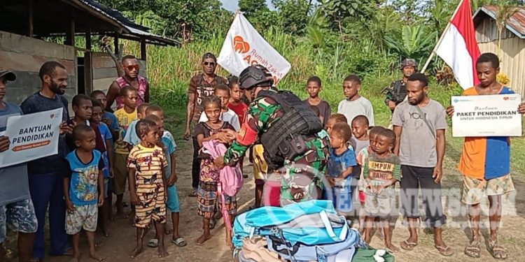 Lewati Medan Yang Tak Mudah, Satgas Yonif 310/KK Datangi Kampung Terdalam Bagikan Perlengkapan Sekolah