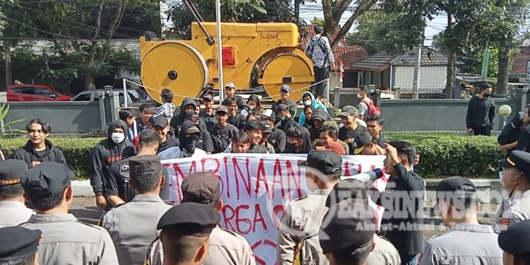 Akibat Ambruk Tiang Listrik, Puluhan Warga Geruduk UPTD PJJWP || Sukabumi