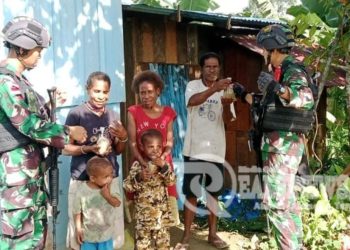 Beri Asupan Gizi Tambahan, Satgas Yonif 310/KK Keliling Kampung Bagikan Bubur Kacang Hijau