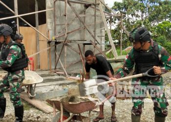 Terus Kejar Target, Satgas Yonif 310/KK Bantu Percepat Pembangunan Gereja