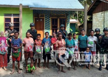 Peduli Masyarakat Perbatasan, Satgas Yonif 310/KK Bagikan Puluhan Pakaian