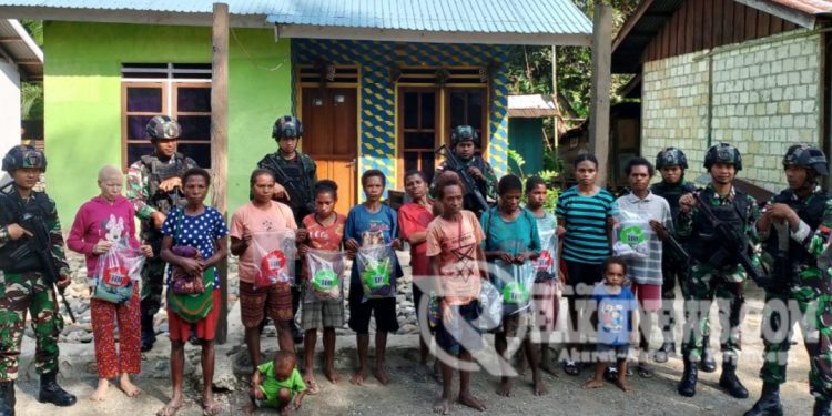 Peduli Masyarakat Perbatasan, Satgas Yonif 310/KK Bagikan Puluhan Pakaian