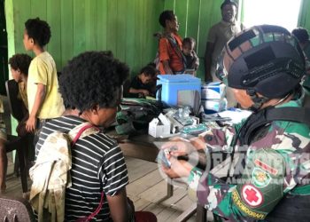 Cegah Polio, Satgas Yonif 310/KK Berikan Imunisasi Demi Kekebalan Tubuh Anak Perbatasan