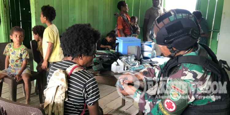 Cegah Polio, Satgas Yonif 310/KK Berikan Imunisasi Demi Kekebalan Tubuh Anak Perbatasan