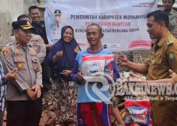 Polisi Turut Serta Dalam Kegiatan Pemberian Bantuan Kepada Korban Bencana Alam