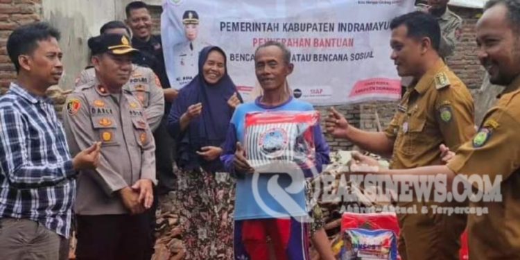 Polisi Turut Serta Dalam Kegiatan Pemberian Bantuan Kepada Korban Bencana Alam