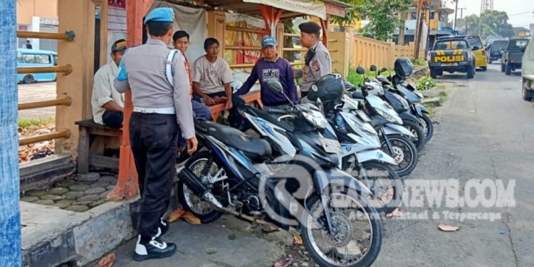 Sambangi Ojeg Pangkalan, Polsek Lembursitu Beri Himbauan Kamtibmas