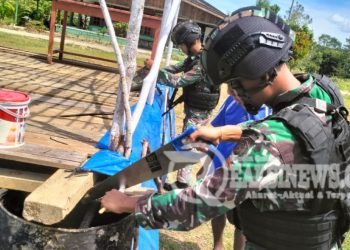 Jelang Misa Akbar, Satgas Yonif 310/KK Bersama Warga Gotong Royong Menyambutnya