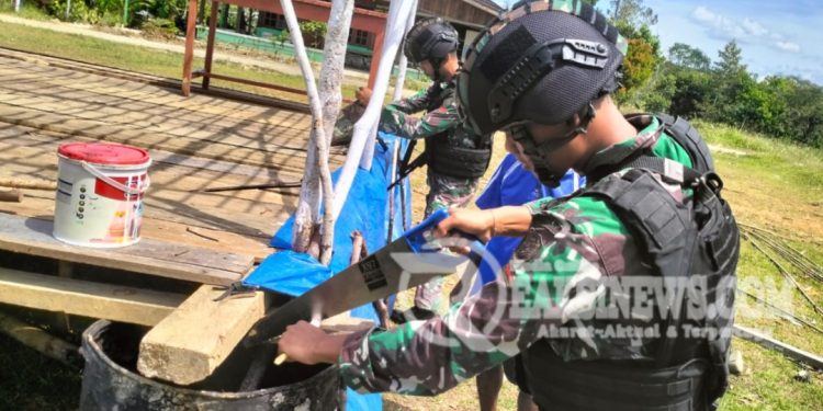 Jelang Misa Akbar, Satgas Yonif 310/KK Bersama Warga Gotong Royong Menyambutnya