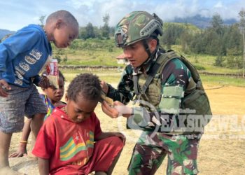 Satgas TNI Peduli Pangkas Rambut Disambut Ceria Anak-Anak Gome