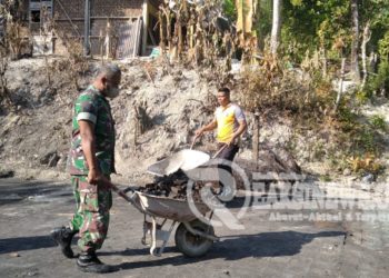 Babinsa Bantu Pembersihan Puing-puing Kandang Kambing Yang Terbakar