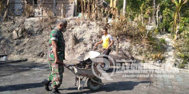 Babinsa Bantu Pembersihan Puing-puing Kandang Kambing Yang Terbakar