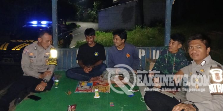 Melalu Sambang Pos Kamling, Anggota Polsek Lembursitu Sampaikan Pesan Kamtibmas