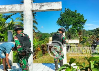 Percantik Tugu Salib, Ini Yang Dilakukan Satgas Yonif 310/KK