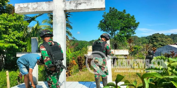 Percantik Tugu Salib, Ini Yang Dilakukan Satgas Yonif 310/KK