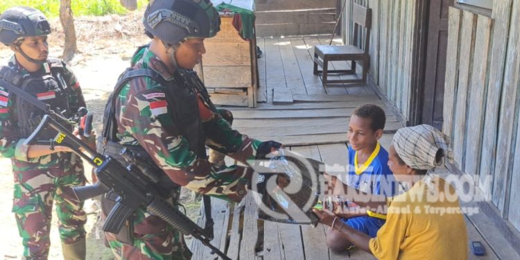 Satgas Yonif 310/KK Bagikan Kaos “Maung” Ikon Prajurit Siliwangi