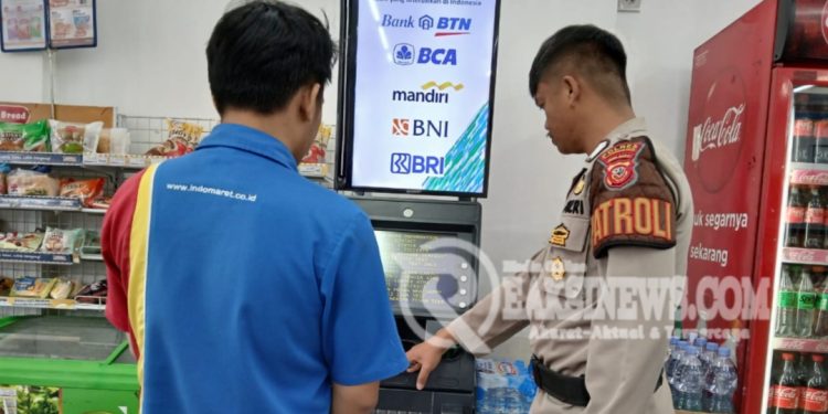 Pantau Dan Cek Mesin ATM oleh Anggota Patroli Polsek Lembursitu Polres Sukabumi Kota