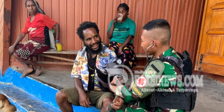 Efektifkan Pelayanan Kesehatan, Satgas Yonif 310/KK Terjun Langsung Ke Masyarakat