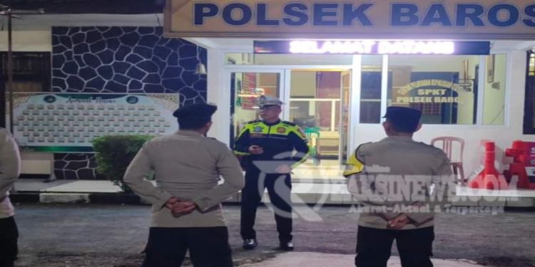 Cipta Kondisi Malam Minggu, Kapolsek Baros Pimpin Apel dan Sebar Personil Antisipasi Gukamtibmas