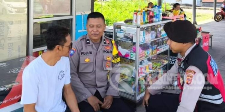 Efektifkan Sambang, Bhabinkamtibmas Baros sebarkan Pesan Kamtibmas Rangkul Warganya