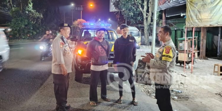 Anggota Polsek Lembursitu Cegah Gangguan Kamtibmas Giat Patroli Malam Hari