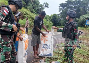 Satgas Yonif 310/KK Ajak Para Pemuda Bersihkan Sampah di Jalan Unggalom – Ubrub