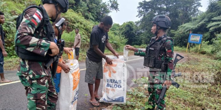 Satgas Yonif 310/KK Ajak Para Pemuda Bersihkan Sampah di Jalan Unggalom – Ubrub