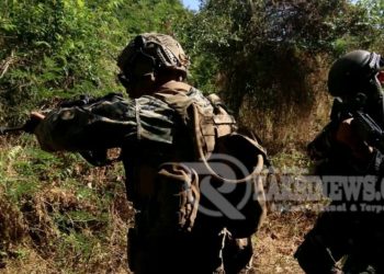 Prajurit Batalyon Infanteri 1 Marinir dan USMC Latihan Menembak