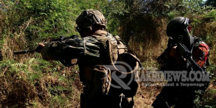 Prajurit Batalyon Infanteri 1 Marinir dan USMC Latihan Menembak