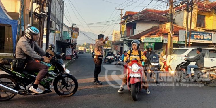 Wujudkan Kamtibcarlantas, Polsek Lembursitu Efektifkan Personil Laksanakan Gatur Pagi